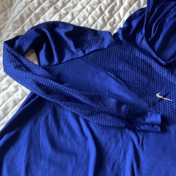 Lightweight running Nike long sleeve with hood - Picture 3 of 8